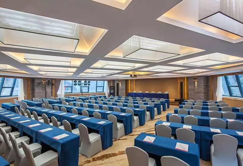 Hotelli Ramada by Wyndham Guergou