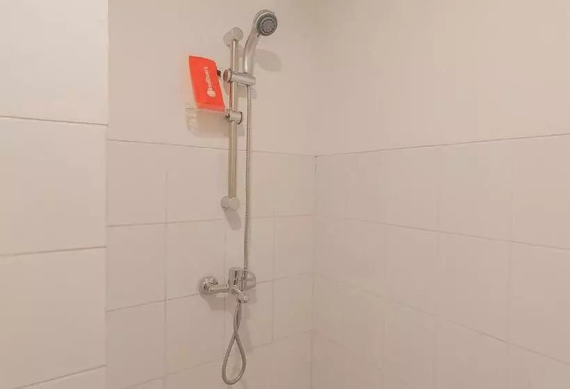 ペンション Reddoorz Apartment @ Emerald Towers Bandung