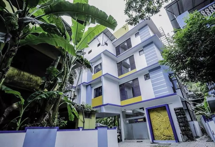 Hotelli Oyo 15825 Blue Berry Apartments