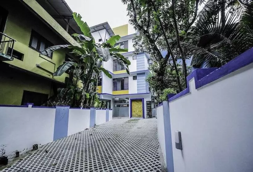 Hotelli Oyo 15825 Blue Berry Apartments