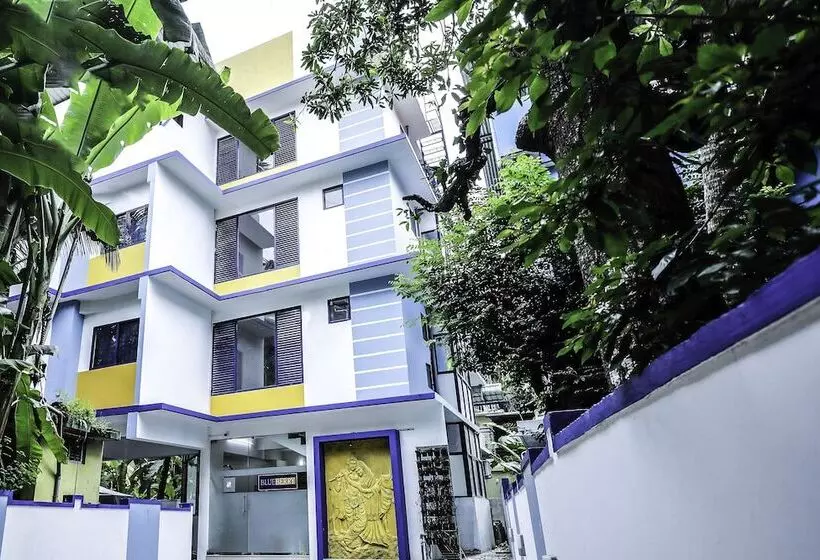 Hotelli Oyo 15825 Blue Berry Apartments