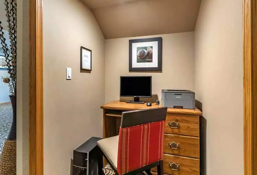 Отель Comfort Inn Dyersville Near The Field Of Dreams