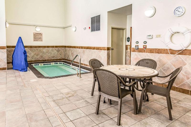 Отель Comfort Inn & Suites