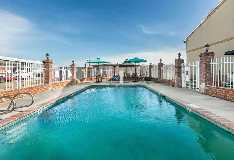 هتل Howard Johnson By Wyndham Scott Lafayette