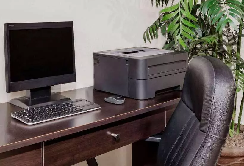 هتل Howard Johnson By Wyndham Scott Lafayette