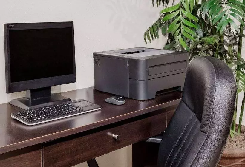 هتل Howard Johnson By Wyndham Scott Lafayette