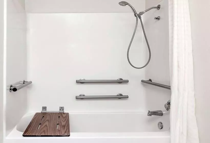 هتل Howard Johnson By Wyndham Scott Lafayette