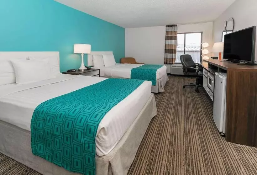 هتل Howard Johnson By Wyndham Scott Lafayette