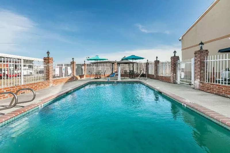 هتل Howard Johnson By Wyndham Scott Lafayette