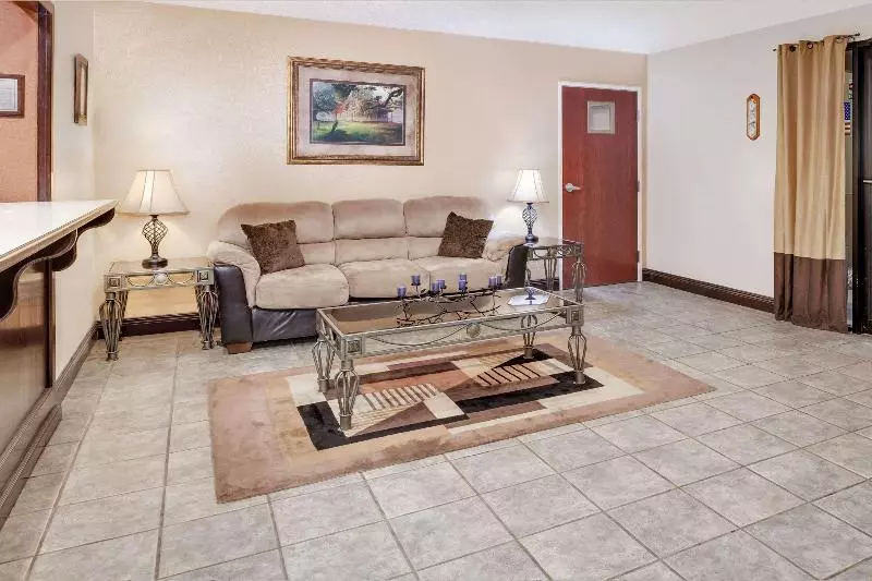 هتل Howard Johnson By Wyndham Scott Lafayette