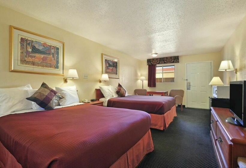 فندق Mccoy   Art, Libations, Pool Society