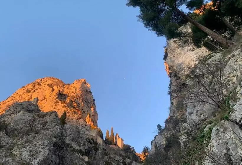 ホテル La Bouscatière