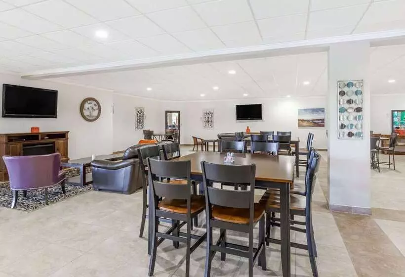 Ramada By Wyndham Grayling Hotel & Conference Center