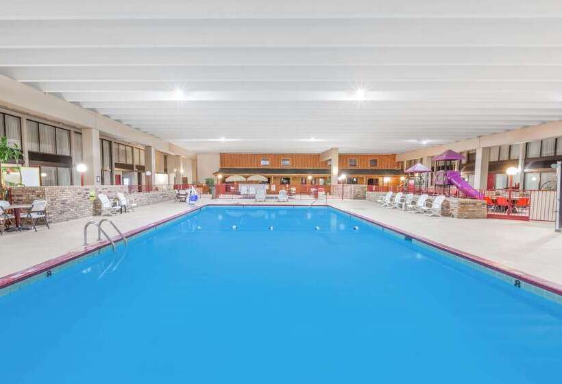 Ramada By Wyndham Grayling Hotel & Conference Center