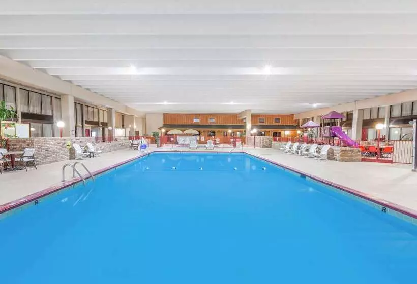 Ramada By Wyndham Grayling Hotel & Conference Center