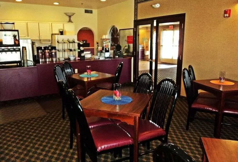 Отель Travelodge By Wyndham Carlsbad Nm