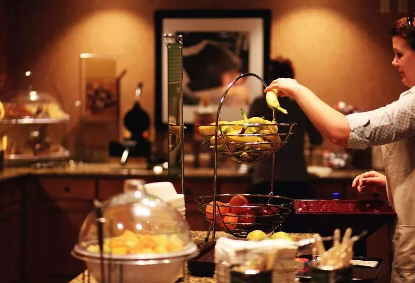 هتل Hampton Inn & Suites Paso Robles