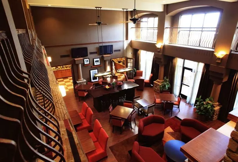 هتل Hampton Inn & Suites Paso Robles