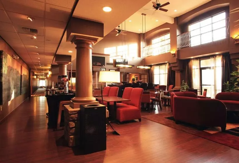 هتل Hampton Inn & Suites Paso Robles