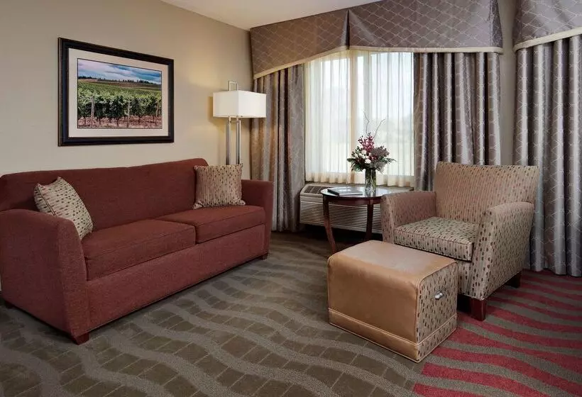 هتل Hampton Inn & Suites Paso Robles
