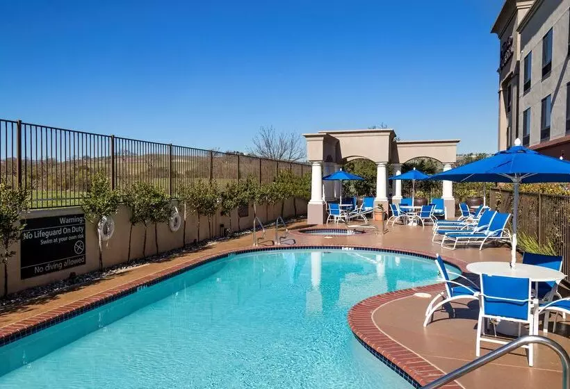 هتل Hampton Inn & Suites Paso Robles