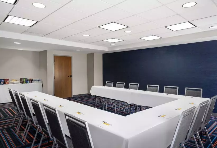 هتل Hampton Inn & Suites State College At Williamsburg Square