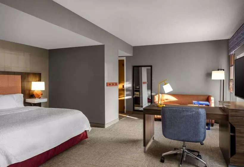 هتل Hampton Inn & Suites State College At Williamsburg Square