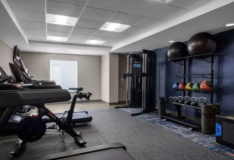 هتل Hampton Inn & Suites State College At Williamsburg Square