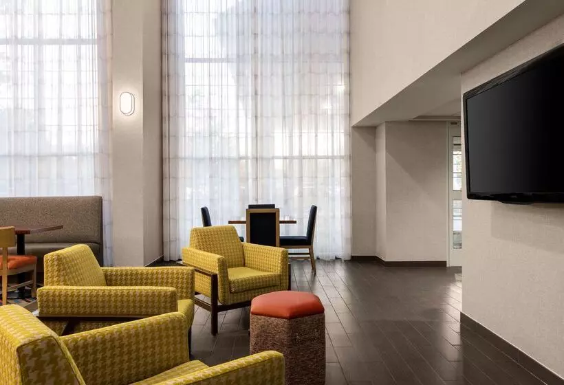 هتل Hampton Inn & Suites State College At Williamsburg Square