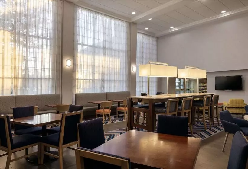 هتل Hampton Inn & Suites State College At Williamsburg Square