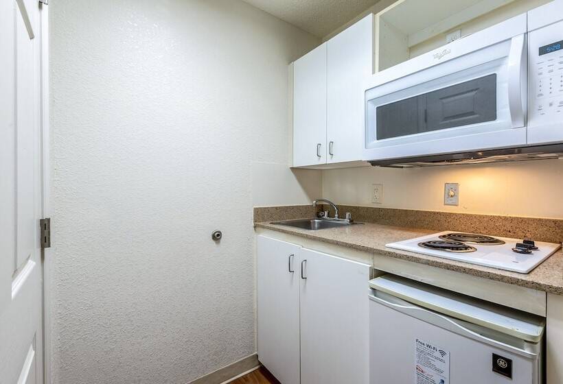 Otel Hometowne Studios By Red Roof Atlanta Chamblee