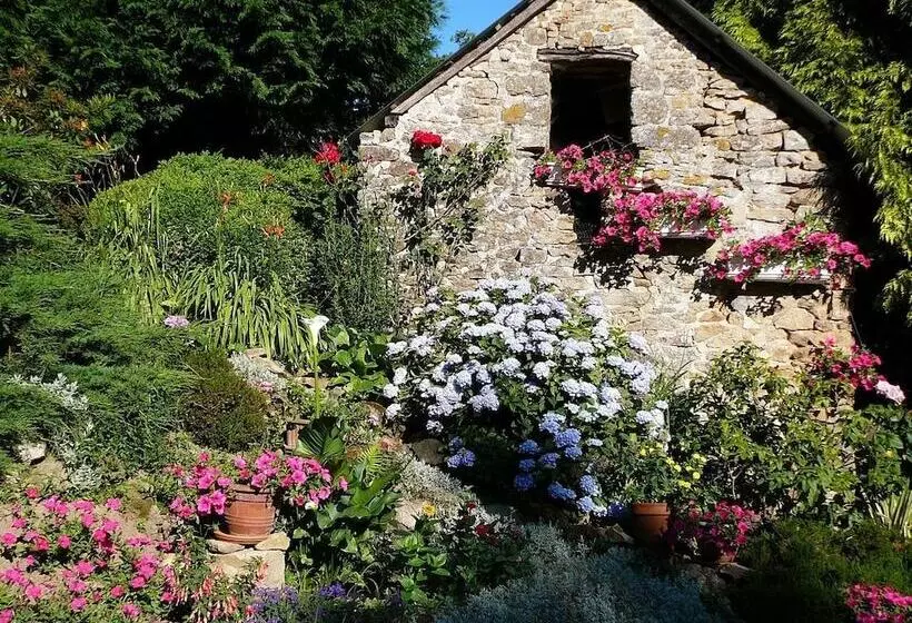 Aamiaismajoitus (B&B) Chambres D Hôtes La Semondière