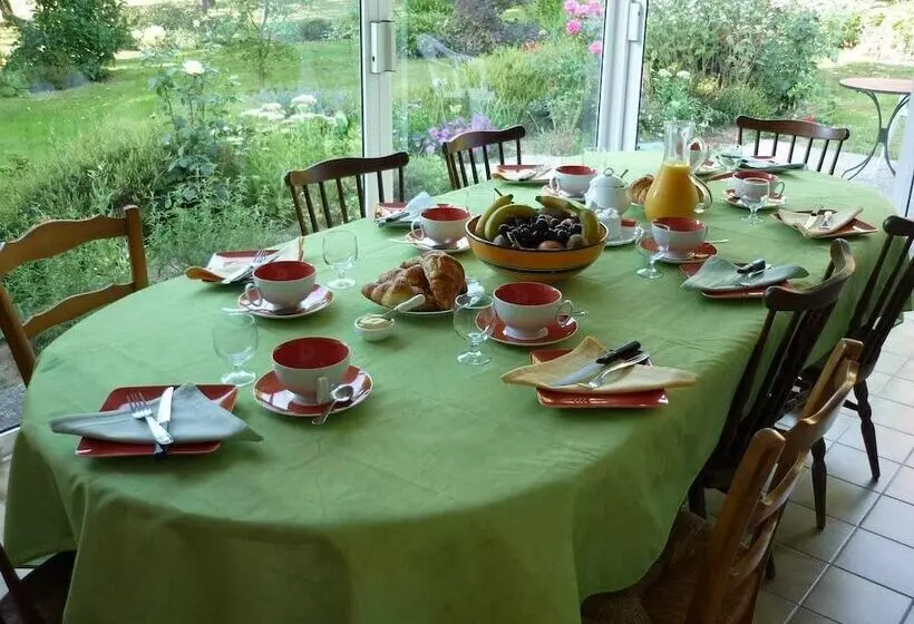 Aamiaismajoitus (B&B) Chambres D Hôtes La Semondière