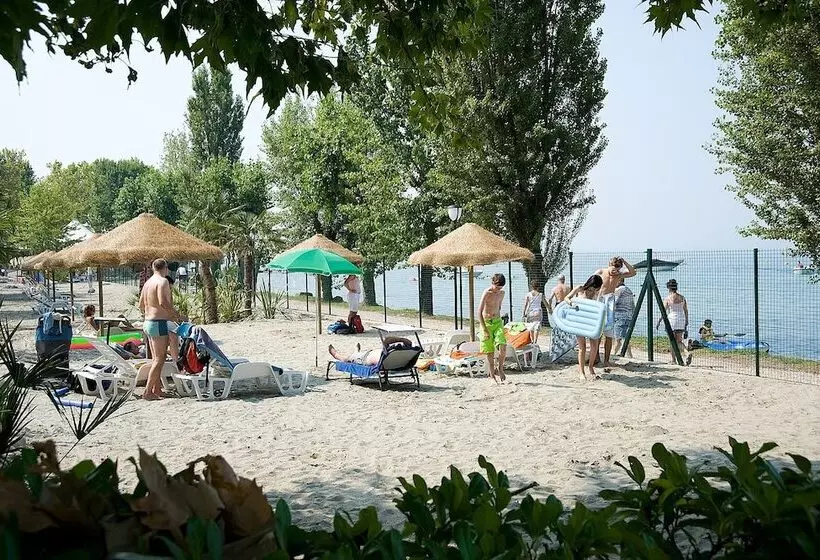 Hotelli Happy Camp Mobile Homes In Camping Cisano San Vito