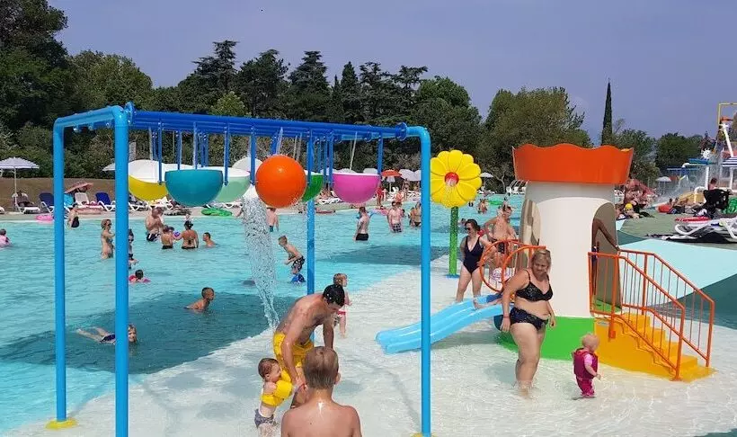 Hotelli Happy Camp Mobile Homes In Camping Cisano San Vito