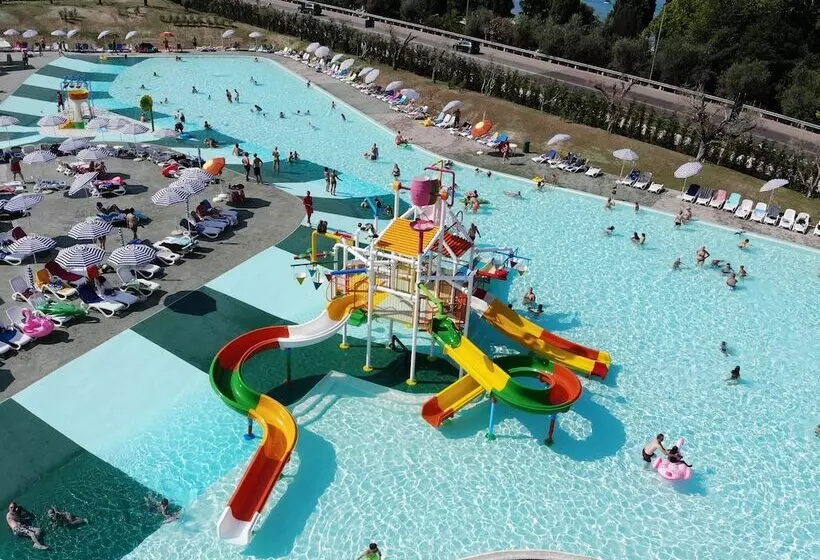 Hotelli Happy Camp Mobile Homes In Camping Cisano San Vito