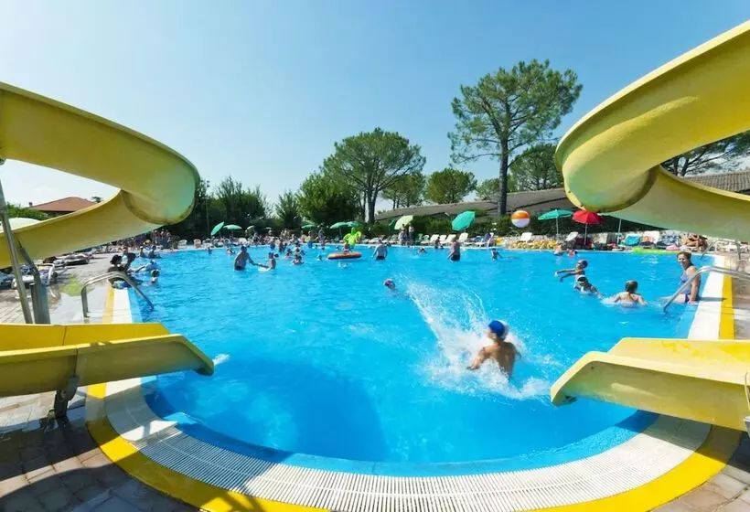 Hotelli Happy Camp Mobile Homes In Camping Cisano San Vito