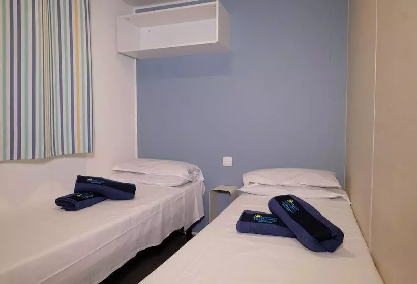 Hotelli Happy Camp Mobile Homes In Camping Cisano San Vito