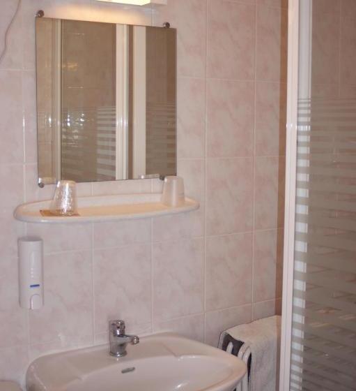 فندق Hôtel Des Voyageurs   Cronat