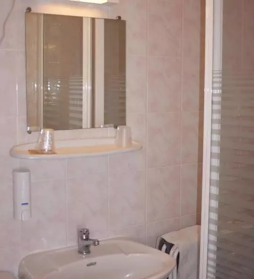 ホテル Hôtel Des Voyageurs   Cronat