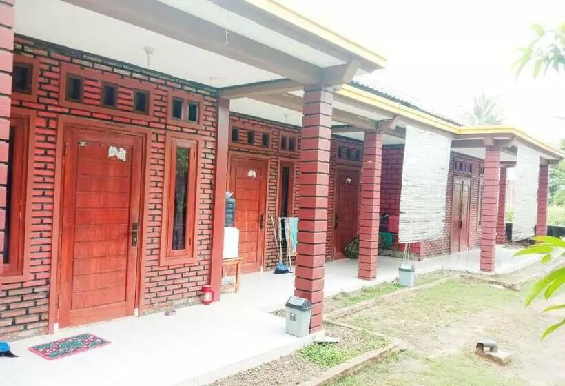 Hotelli Oyo 3303 Penginapan Putri Asih Sawarna