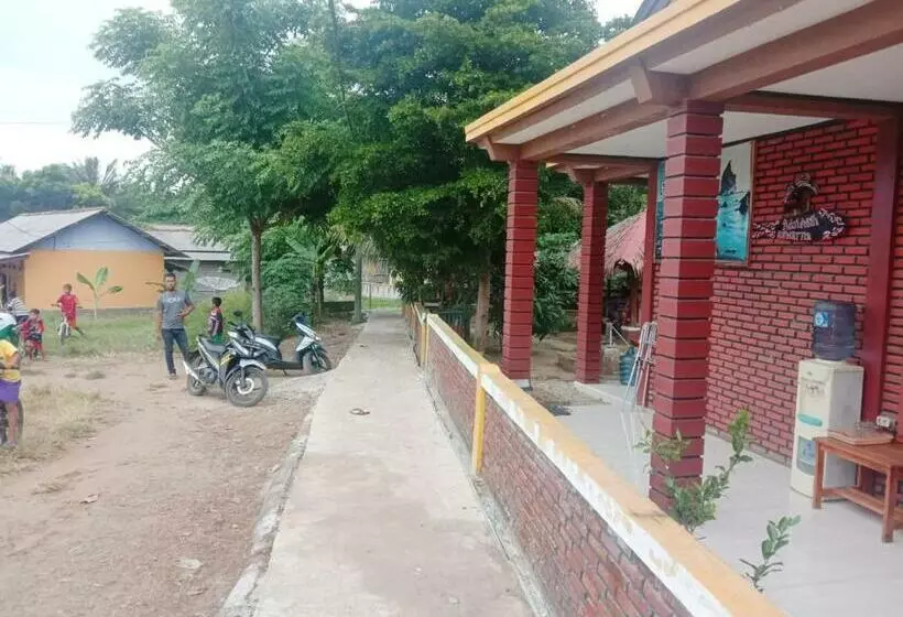 Hotelli Oyo 3303 Penginapan Putri Asih Sawarna