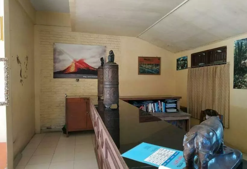 Hotelli Oyo 3303 Penginapan Putri Asih Sawarna