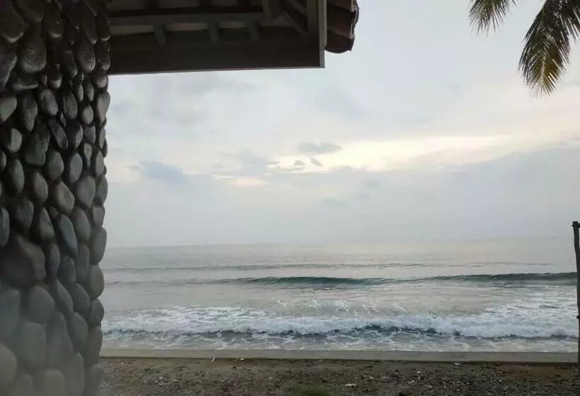 Hotelli Oyo 3303 Penginapan Putri Asih Sawarna