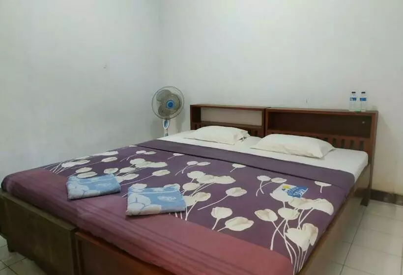 Hotelli Oyo 3303 Penginapan Putri Asih Sawarna