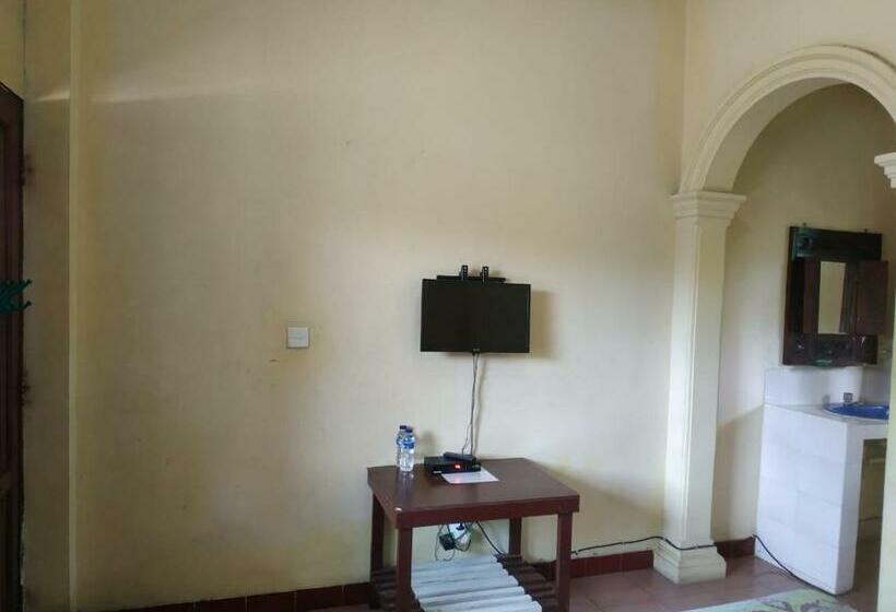 فندق Oyo 3303 Penginapan Putri Asih Sawarna