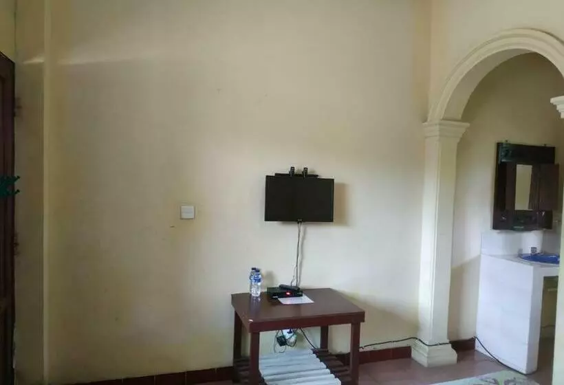 Hotelli Oyo 3303 Penginapan Putri Asih Sawarna