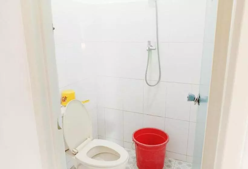 Hotelli Oyo 3303 Penginapan Putri Asih Sawarna