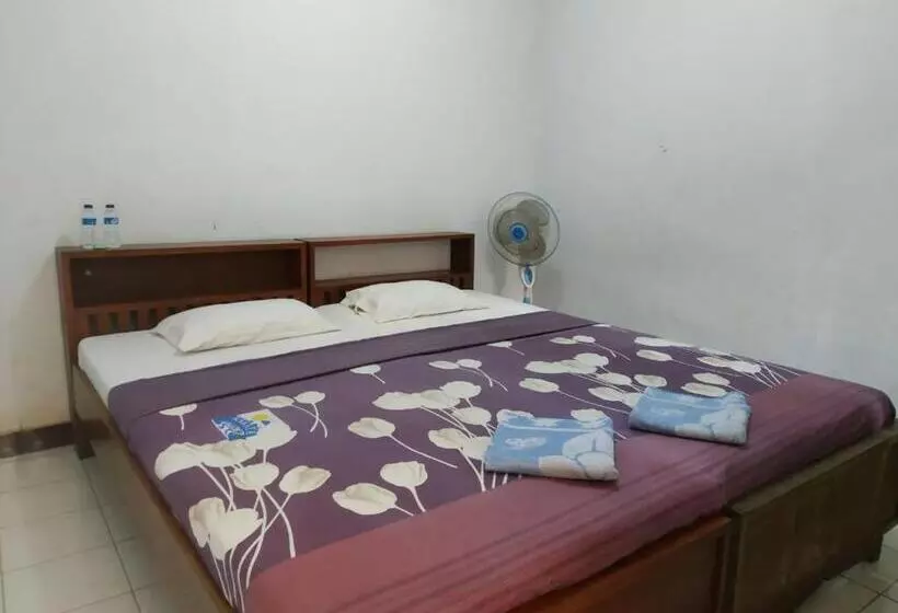 Hotelli Oyo 3303 Penginapan Putri Asih Sawarna