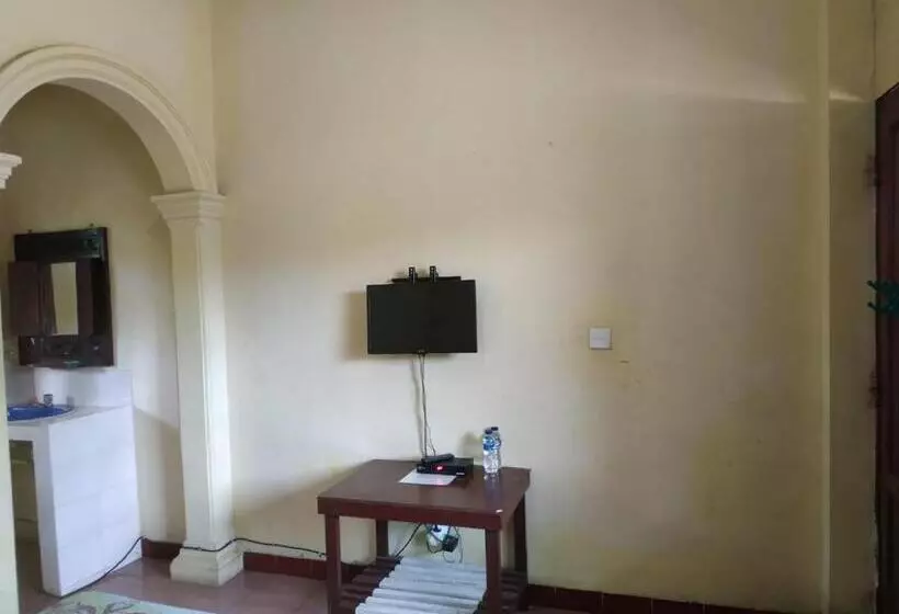 Hotelli Oyo 3303 Penginapan Putri Asih Sawarna